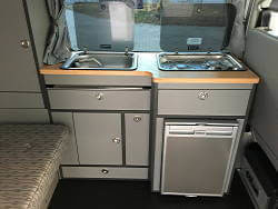 Küche Übersicht - VW T5/T6-Busse - Carlounge Bottighofen - Alfons Bischoff Automobile